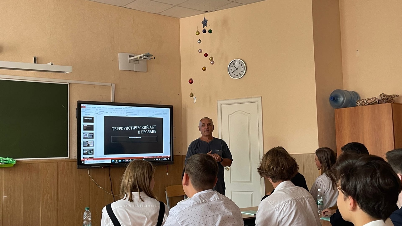 На фото: Учитель ОБЖ проводит урок 10а классу.